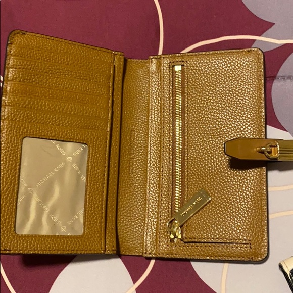 Michael Kors wallet - Picture 2 of 2